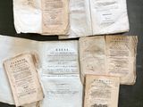 plusieurs vieux livres sont posés sur une table les uns à côté des autres