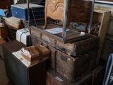 une pile de cartons et une chaise dans un coin de la pièce