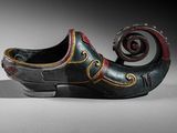 a shoe that has a spiral design on it