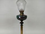 une image représentant une lampe surmontée d'un abat-jour en verre