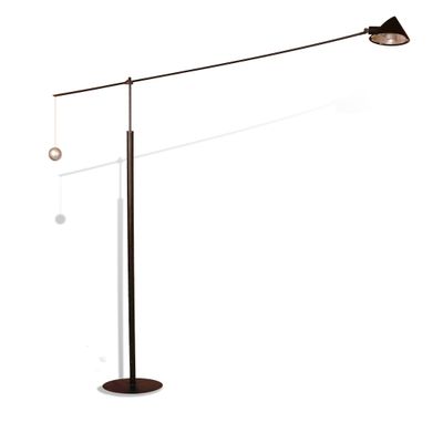 le lampadaire repose sur un pied métallique surmonté d'une lampe