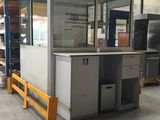 une image d'une usine contenant de nombreux équipements