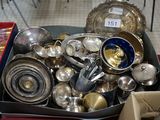 une boîte remplie d'objets en argent posée sur une table
