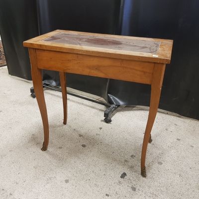 une vieille table en bois avec un plateau en bois et des pieds en métal