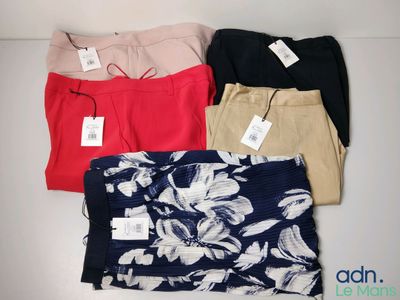 trois paires de pantalons pour femme avec leur étiquette de prix