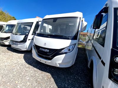 de nombreux bus blancs garés en rangée sur un parking