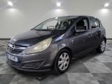 la petite voiture grise est garée dans une grande pièce