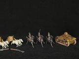 de nombreuses figurines représentant des personnes à cheval et des chevaux