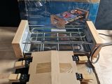une boîte en carton dans laquelle se trouve un poêle