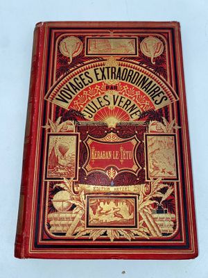 la couverture d'un livre rouge et doré sur laquelle figure une illustration