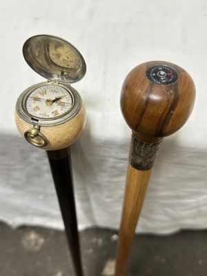 deux battes de baseball et une montre de poche posées sur une table
