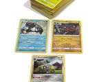 jeu de cartes à collectionner Pokémon sur lequel sont posées de nombreuses cartes