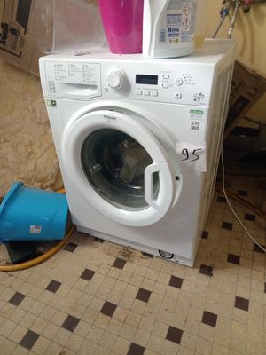 une machine à laver et un sèche-linge posés à même le sol dans une pièce