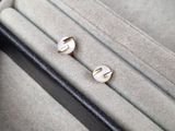 deux paires de boucles d'oreilles en perles dans un écrin noir