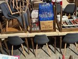 beaucoup de chaises et de tables posées par terre