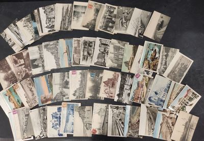 un lot de vieilles cartes postales posées sur une table