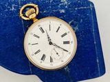 une montre de poche en or avec des chiffres romains