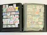 un livre ouvert avec des timbres sur une table