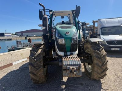 un tracteur garé sur le bord de la route