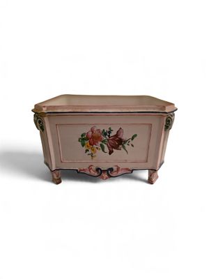 une image représentant un coffre rose orné de fleurs peintes