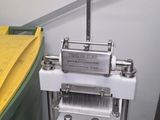 une machine posée sur une table à côté d'une poubelle