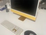 un ordinateur sur un bureau avec un clavier et une souris