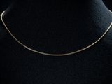 un collier à chaîne en or sur un mannequin mannequin mannequin mannequin mannequin mannequin mannequin mannequin mannequin mannequin