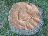 un chapeau marron posé sur l'herbe