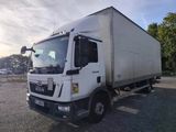 un camion blanc garé sur le parking