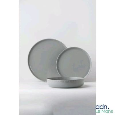 deux assiettes et un bol posés sur une table