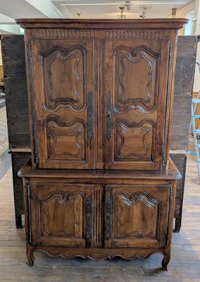 une photo d'une armoire en bois posée sur un parquet en bois massif