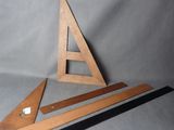 deux morceaux de bois sont posés l'un à côté de l'autre sur une surface grise