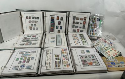 beaucoup de timbres posés sur une table, à côté d'un ordinateur portable
