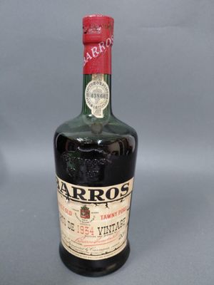 une bouteille d'alcool posée sur une table
