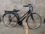 un vélo noir garé sur un parking