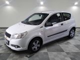 la photo d'une petite voiture blanche garée dans un garage