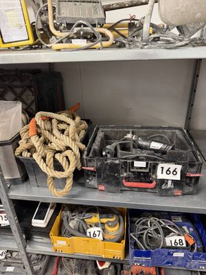 une étagère remplie d'outils divers dans un magasin