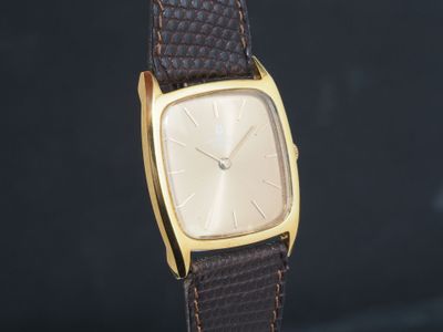 Gros plan sur une montre avec un bracelet en cuir marron