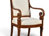 une chaise en bois avec une assise rembourrée blanche