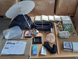 une table sur laquelle se trouvent de nombreux objets et un parapluie