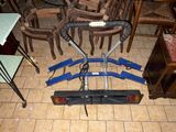 beaucoup de chaises et une table dans la pièce