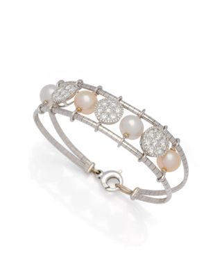 un bracelet en perles et diamants, signé Van Cleef