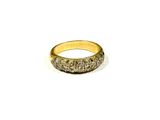 une image d'une bague en or avec des diamants sur un fond blanc