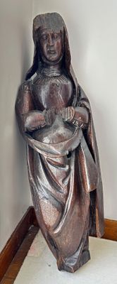 une statue de femme tenant un bébé dans ses bras