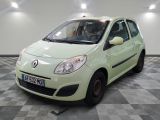 une photo d'une petite voiture verte garée dans un garage