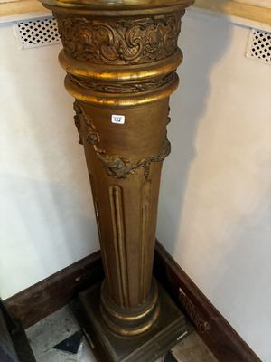 un socle en or dans un coin d'une pièce