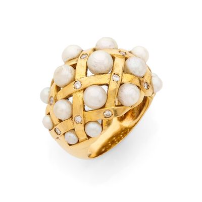 une bague en or et perles, signée Van Cleef
