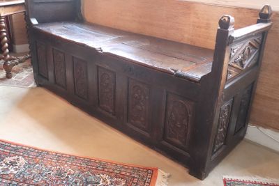a bench that is sitting in the corner of a room