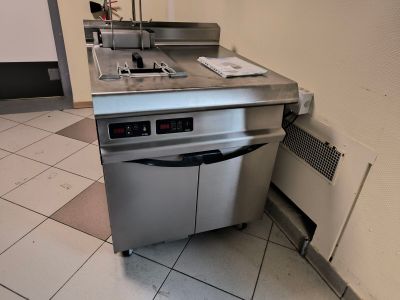 une image d'une cuisine avec un évier et une cuisinière