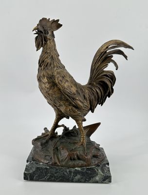 statue d'un coq debout sur un rocher, sur fond blanc